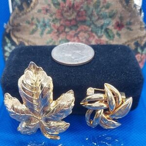 Lot 2 Goldtone Vintage Maple Leaf & Floral Brooch Pins GUC